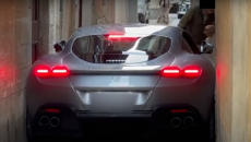 Ferrari şəhərin dar küçəsində ilişib qaldı - VİDEO
