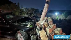 Bakıda “BMW” hərbi hissəyə girdi; dirəyi uçurub işıqları söndürdü - FOTO