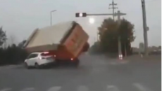 Maşın yük avtomobilinin altında qaldı - ANBAAN VİDEO 