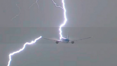 Kraliçanın təyyarəsini ildırım vurdu 