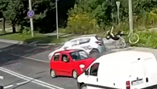 Əks yola çıxıb maşını vurdu,  velosipedçi xəsarət aldı...  - VİDEO